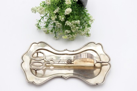 Bandeja e tesoura de morrões em prata lisa com friso na envolvência